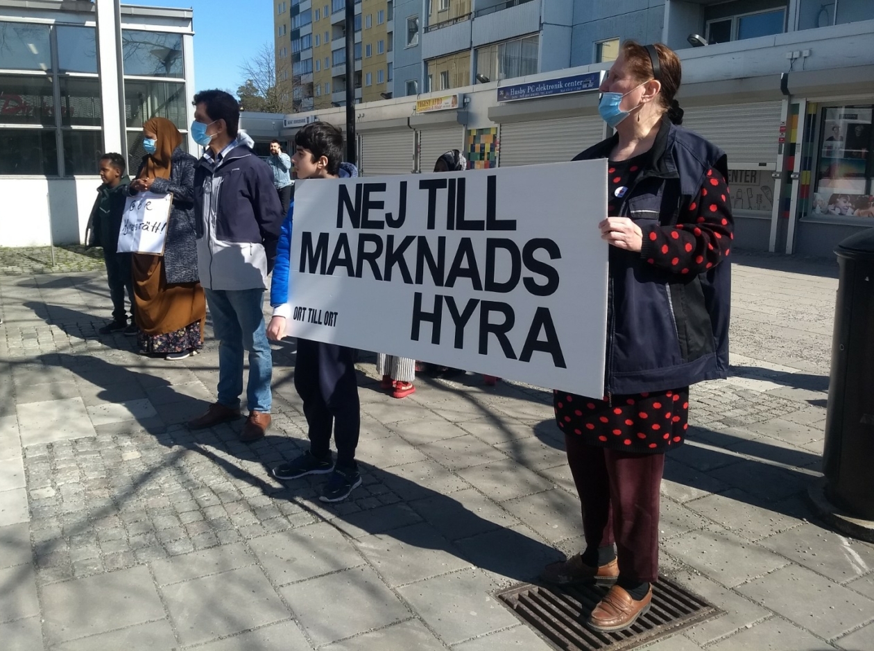 Demonstranter mot marknadshyra i Husby centrum