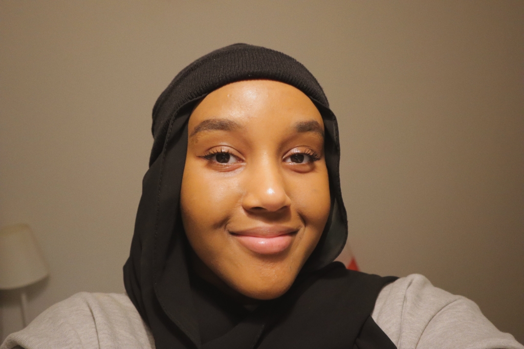 porträtt av ung flicka i hijab