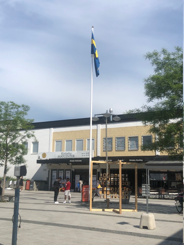 Svenska flaggan hissade på Rinkeby torg.