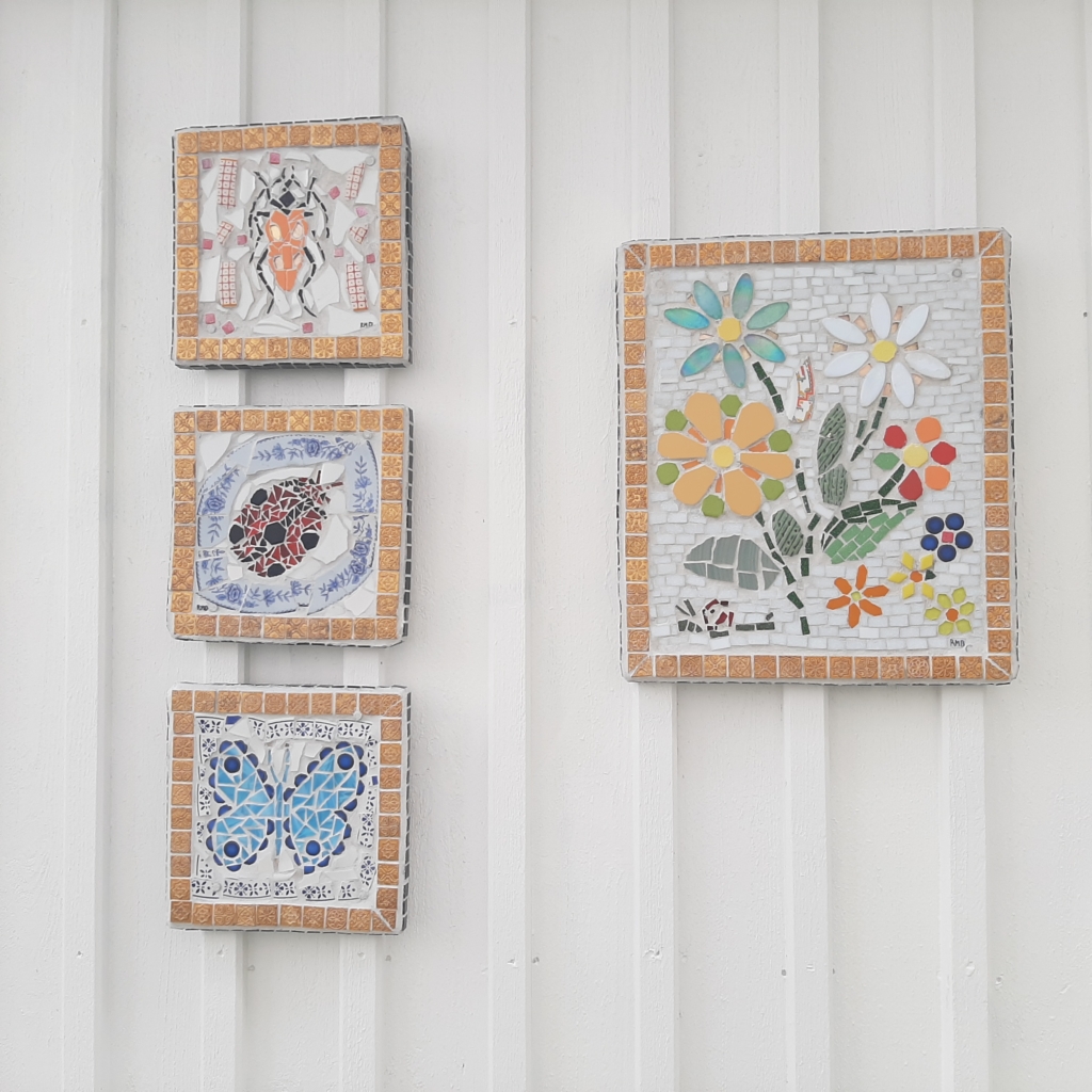 mosaik med blommor & insekter