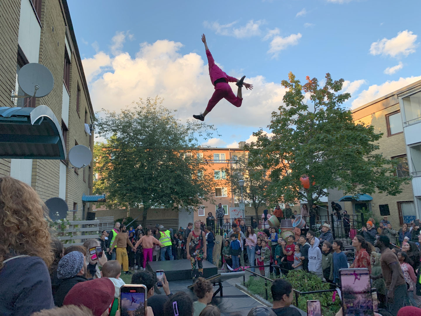en cirkusartist hoppar högt i luften